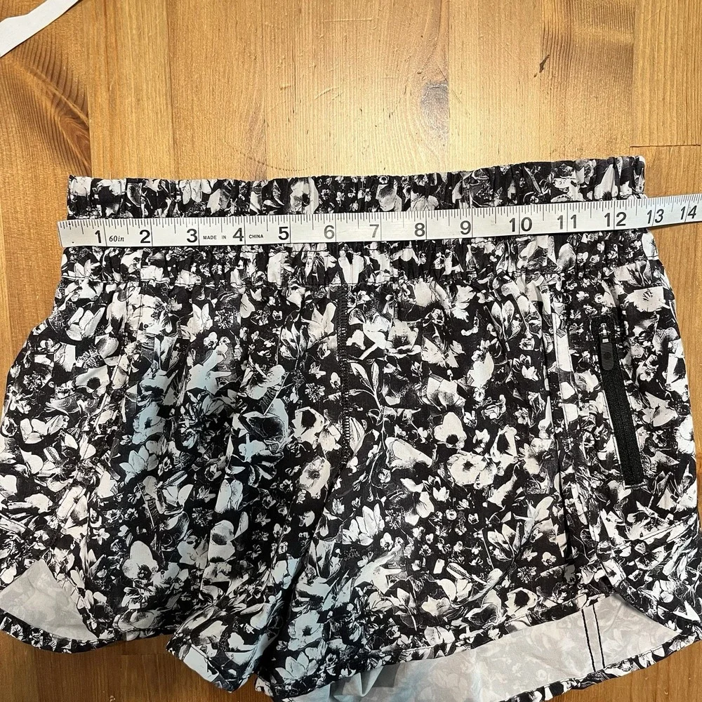 LULULEMON Womens TRACKER Shorts Size 8  Mash Up White Black 4in Inseam Lined